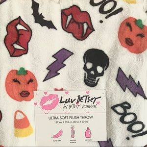 Betsey Johnson Halloween plush throw    blanket
